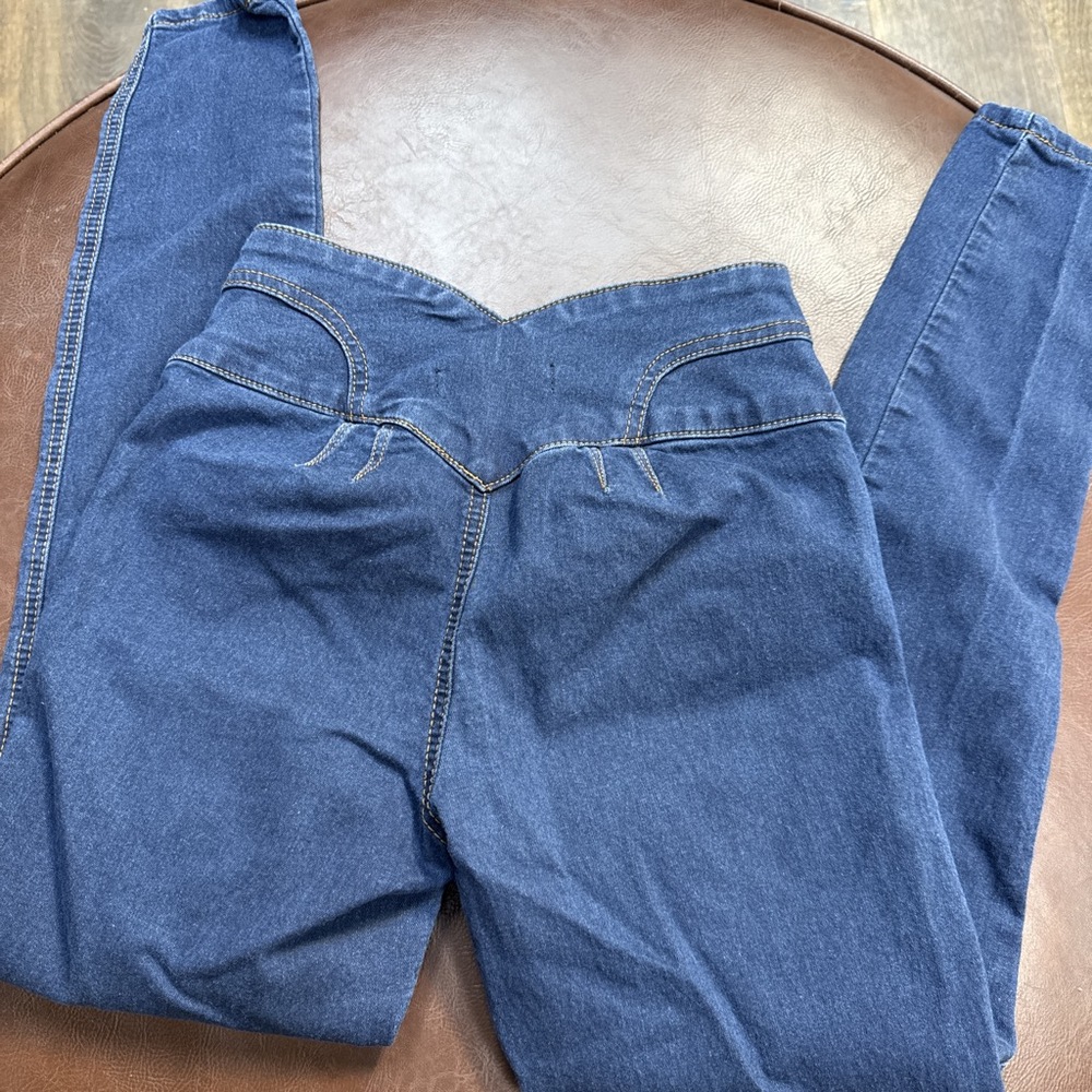 Almost Famous Women Denim Jeans juniors Size 3 equivalent to women’s size 2 in B - Picture 2 of 4